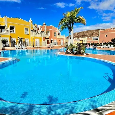 Sea View Duplex Private Jacuzzi, Garden, Terras&shared Pool Appartement