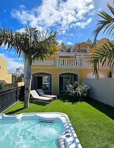 Sea View Duplex Private Jacuzzi, Garden, Terras And Shared Pool Appartement